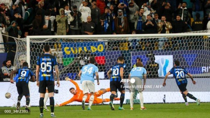 Gelandang Turki Inter Milan #20 Hakan Calhanoglu menembak untuk mencetak gol kedua timnya selama pertandingan sepak bola semifinal Piala Super Italia antara Inter dan Lazio di Stadion Al-Awwal Park di Riyadh, pada 19 Januari 2024. Fayez NURELDINE/AFP