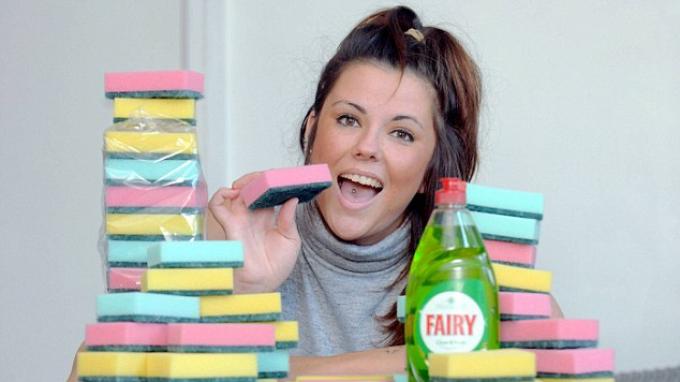 Perempuan Cantik Ini Gemar Menyantap Spons untuk Cuci Piring