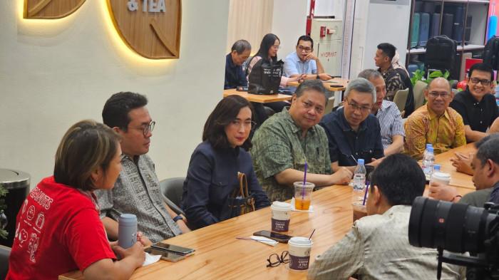 MENTERI PRABOWO DI PIM - Empat menteri Kabinet Merah Putih menyambangi Pondok Indah Mal (PIM) 1 di Jakarta Selatan (Jaksel) pada Jumat (26/12/2025). Empat menteri tersebut adalah Menteri Koordinator Bidang Perekonomian Airlangga Hartarto, Menteri Perdagangan Budi Santoso, Menteri Pariwisata Widiyanti Putri Wardhana, dan Menteri UMKM Maman Abdurrahman.