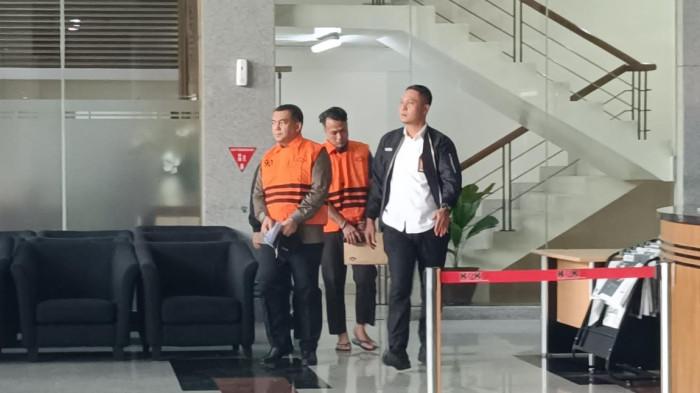 Foto:

DITAHAN KPK - Wakil Menteri Imigrasi dan Pemasyarakatan Silmy Karim mengenakan rompi tahanan KPK berwarna oranye, Gedung KPK, Jakarta, Kamis (4/6/2026