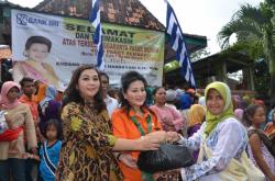 Sembako Murah, Warga pun Tampak Bahagia