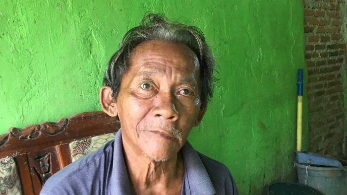 Endang Sukirman (67) pemilik ayam berkaki empat di Desa Kalijaya, Cikarang Baru, Kabupaten Bekasi.