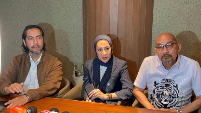 RDP EKS ART - Mantan istri Andre Taulany, Rien Wartia Trigina alias Erin bersama tim Kuasa Hukumnya Sunan Kalijaga hadiri Rapat Dengar Pendapat (RDP), Senin (18/5/2026) siang bersamaan dengan Herawati eks Asisten Rumah Tangga (ART) nya yang dipanggil Komisi III DPR RI yang melaporkannya atas tudingan dugaan penganiayaan.