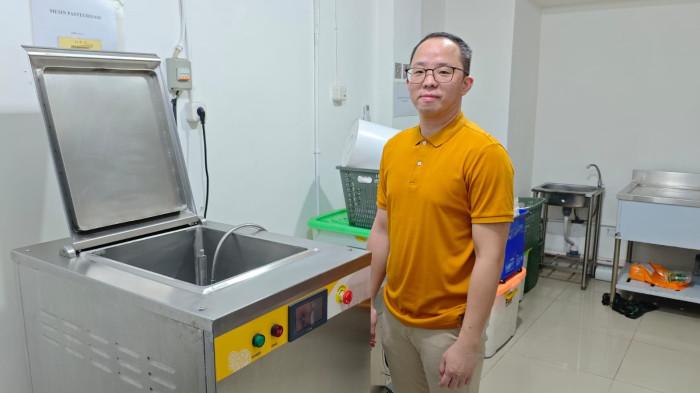 Richard Ali Chandra, pemilik usaha es krim Golden Thorn, di depan mesin pasteurisasi untuk membuat es krim, di pabriknya di kawasan Jelambar, Jakarta Barat.