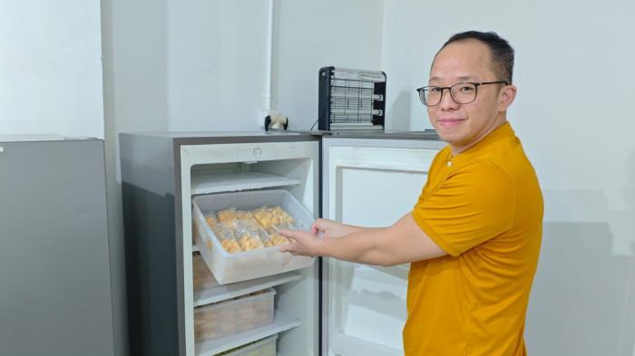 Richard Ali Chandra, pemilik usaha es krim Golden Thorn, menunjukkan deretan es krim Golden Thorn dalam freezer di pabriknya di kawasan Jelambar, Jakarta Barat.