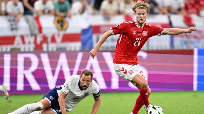 Gelandang Denmark #21 Morten Hjulmand mengontrol bola saat penyerang Inggris #09 Harry Kane terlihat selama pertandingan sepak bola Grup C UEFA Euro 2024 antara Denmark dan Inggris di Frankfurt Arena di Frankfurt am Main pada 20 Juni 2024.