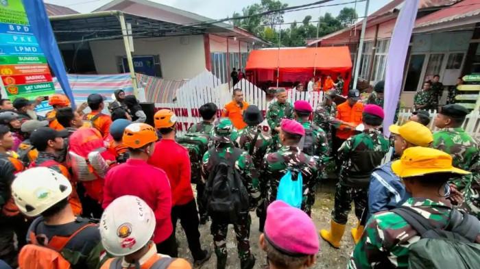 APEL PASUKAN - Suasana apel Pemberangkatan 30 SAR di pos Desa Tompobulu, Kecamatan Balocci, Kabupaten Pangkep, Sulawesi Selatan, Senin (19/1/2026) pagi.