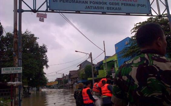 Sesosok Mayat Dievakuasi dari Lokasi Tanggul Jebol