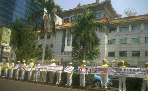 Praktisi Falun Dafa Aksi Damai di Depan Kedubes Cina