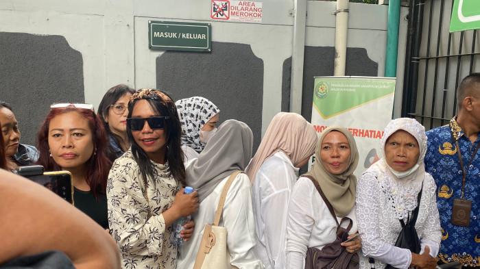 Suasana Terkini Jelang Sidang Vonis Nikita Mirzani, Puluhan Pendukung Berdesakan Masuk Pengadilan