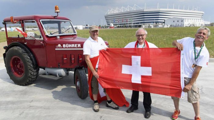 Demi Saksikan Negaranya di Piala Dunia, 3 Suporter Swiss Kendarai Traktor hingga Sejauh 2.000 Km