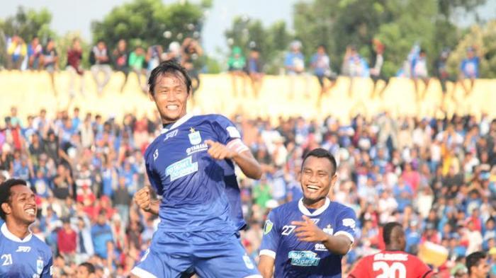 Fauzan Fajri melompat merayakan gol keduanya saat PSIS menjamu Persitema Temanggung di Jatidiri Semarang, Sabtu (3/5/2014) 