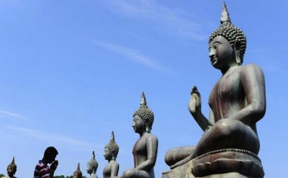 Jangan Pernah Mencium Patung Buddha, Pengadilan Menunggu