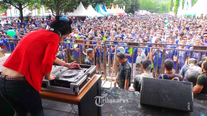 Peserta  Party Colour Run Sidoarjo Happy dengan Irama Disko