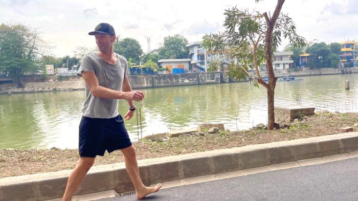 Chris Martin Nyeker Menyusuri Jalan Jakarta dan Selfie di Jembatan Penyeberangan Orang