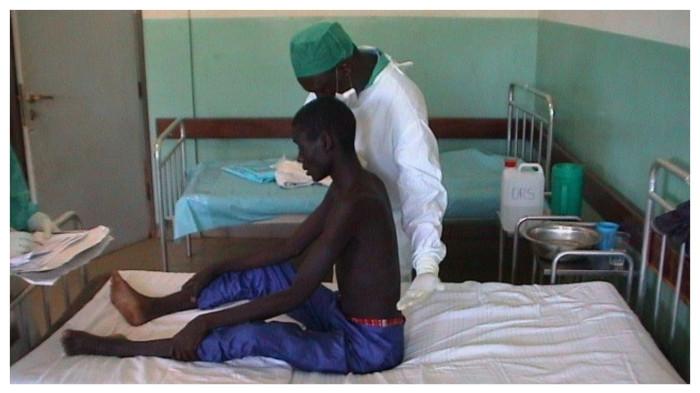 WABAH EBOLA - Foto yang dirilis oleh CDC, menampilkan seorang petugas kesehatan memeriksa seorang pasien penyakit Ebola di Uganda, tahun 2000.