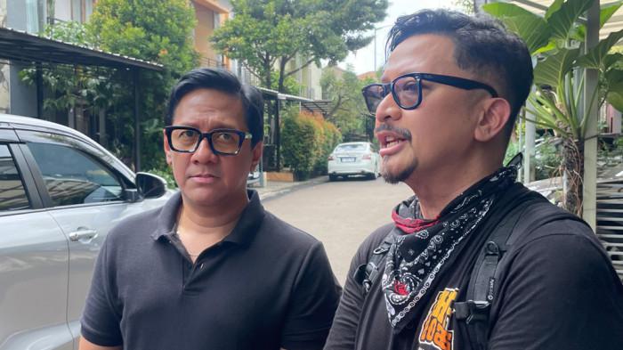 GARY ISKAK MENINGGAL - Ferry Maryadi dan Andre Taulany datang ke rumah duka Gary Iskak di kawasan Ciputat Tangerang Selatan, Sabtu (29/11/2025).