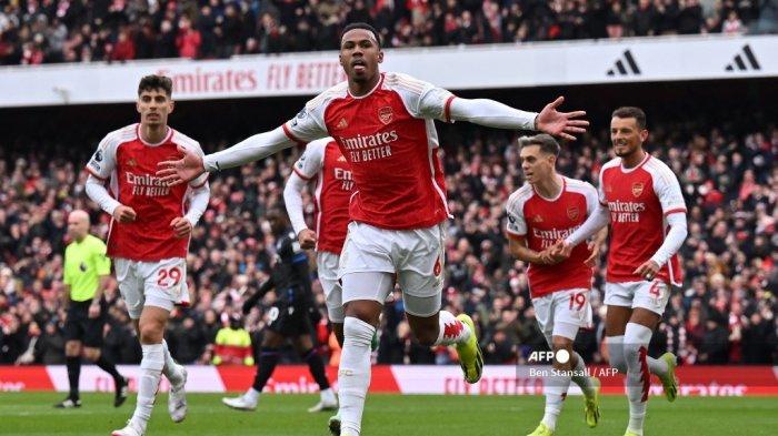 Bek Arsenal asal Brasil #06 Gabriel Magalhaes merayakan setelah mencetak gol pertama timnya selama pertandingan sepak bola Liga Premier Inggris antara Arsenal vs Crystal Palace di Stadion Emirates di London pada 20 Januari 2024. Ben Stansall / AFP