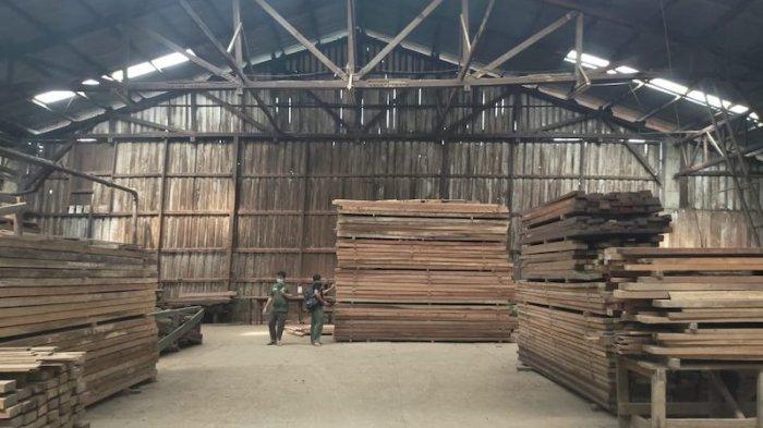 Gakkum KLHK Amankan 2 Truk Tronton Muatan Kayu Ilegal di Tangerang