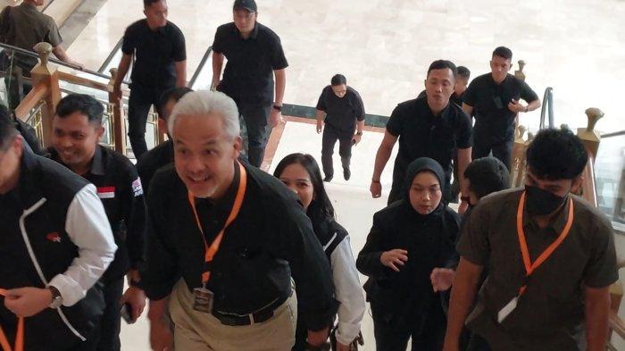 Masuk Ruangan Rakor Gakkum Bawaslu Naik Tangga, Ganjar Pranowo: Olahraga
