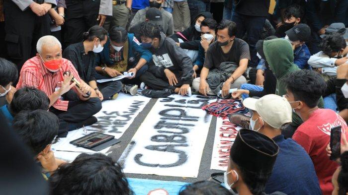 Ganjar Lesehan di Bawah Gerimis Sambil Dengarkan Aspirasi Mahasiswa Pendemo Wadas