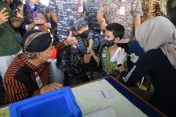 Ganjar Pranowo Memberi Beri Peringatan Keras ke Pelaku Joki Vaksin di Semarang