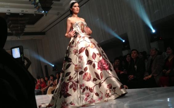 Gaun Pengantin Rancangan Didi Budiardjo Berhiaskan Gambar Bunda Maria