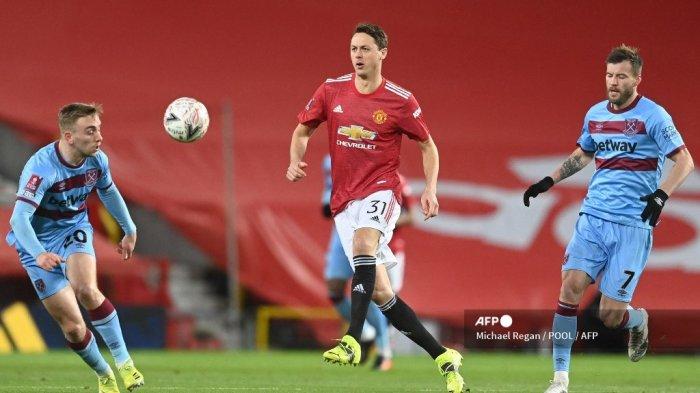 Gelandang Serbia Manchester United Nemanja Matic (tengah) bersaing dengan striker Inggris West Ham United Jarrod Bowen (kiri) dan striker Ukraina West Ham United Andriy Yarmolenko selama pertandingan sepak bola putaran kelima Piala FA Inggris antara Manchester United dan West Ham United di Old Trafford di Manchester , Inggris barat laut, pada tanggal 9 Februari 2021.