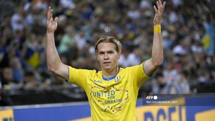 Gelandang Ukraina Mykhaylo Mudryk bereaksi selama pertandingan sepak bola persahabatan antara klub divisi satu Bundesliga Jerman Borussia Moenchengladbach dan tim nasional sepak bola Ukraina, dalam persiapan untuk pertandingan play-off Piala Dunia Ukraina mendatang di Moenchengladbach, Jerman barat pada 11 Mei 2022.