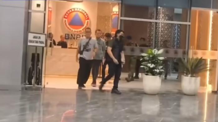 OTT BNPB - Tim penyidik KPK melakukan penggeledahan di kantor BNPB Jakarta pada Selasa (13/10/2026) malam.