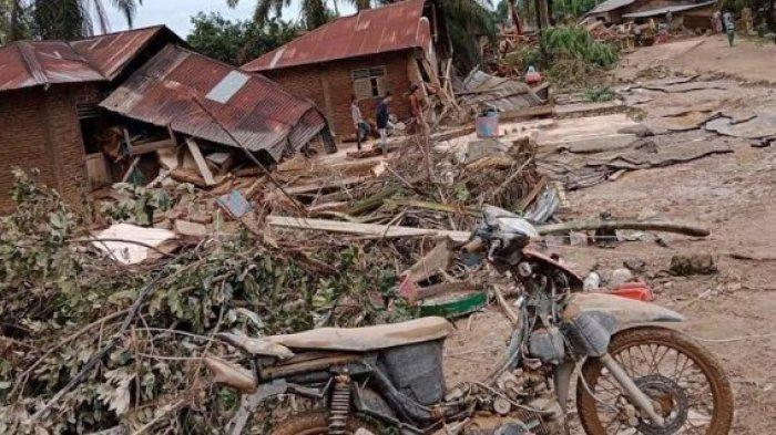 Gelondongan kayu yang terbawa banjir di Kabupaten Padang Lawas, Provinsi Sumatera Utara pada Jumat (31/12/2021) 