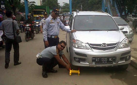 Parkir Sembarangan 4 Mobil Digembok