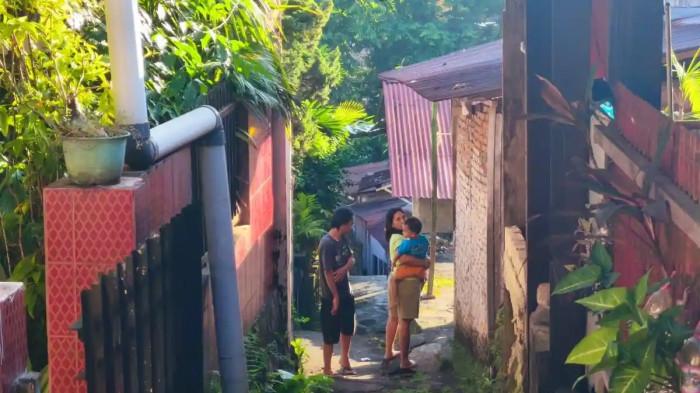 MENYELAMATKAN DIRI - Gempa bumi mengguncang Kota Manado, Kamis (2/3/2025), membuat warga di kawasan Bumi Beringin panik dan berhamburan keluar rumah.