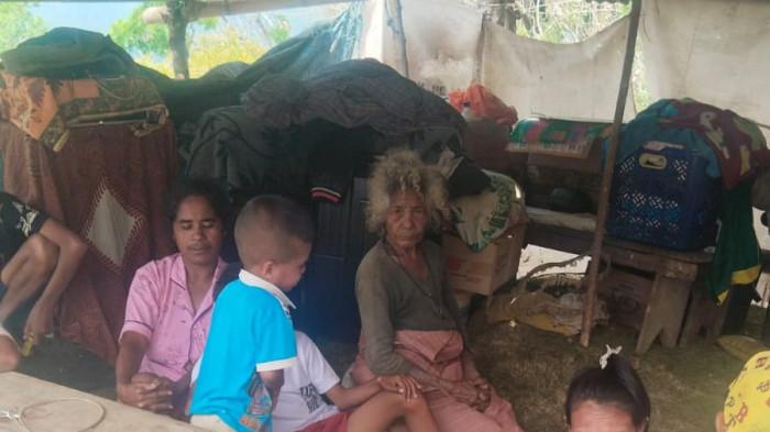 LOKASI PENGUNGSIAN - Warga Ojang, Desa Lante, mengungsi di kemah yang dibangun secara mandiri.