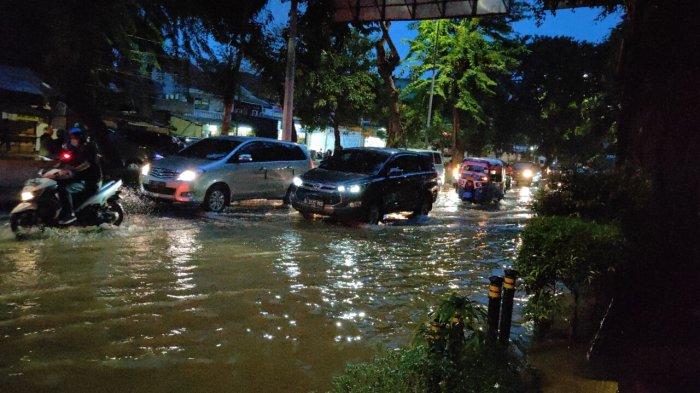 Genangan Air di Jalan Bungur Besar Raya Depan PN Jakarta Pusat, Lalu Lintas Tersendat