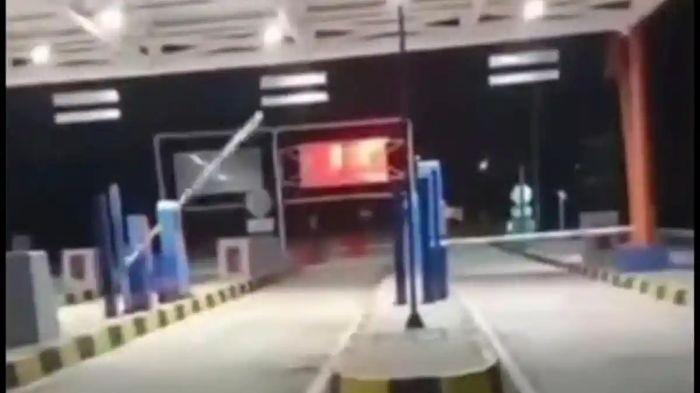 Beredar sebuah video yang diunggah akun Instagram @TKPMEDAN gate parkir di gerbang tol seksi dua Cikulur bergerak sendiri di malam takbiran, Jumat (20/3/2026) sekitar pukul 01.35 WIB