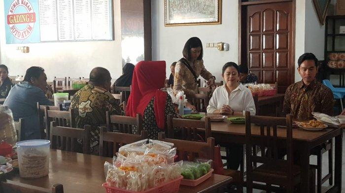 Gibran Rakabuming saat makan bersama dengan Puan Maharani di Soto Gading Tipes, Serengan, Solo, Kamis (19/12/2019). 
