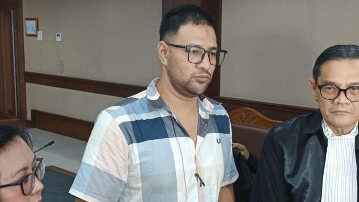 MMAR ZONI GLOWING - Ammar Zoni terlihat tampil beda saat sidang kasus dugaan peredaran narkoba di dalam Rutan Salemba. Ada polesan Kamelia di baliknya