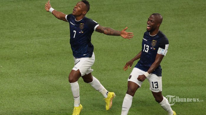 Bek Ekuador Pervis Estupinan (kiri) merayakan golnya dengan penyerang Ekuador Enner Valencia sebelum golnya dianulir selama pertandingan sepak bola Grup A Piala Dunia Qatar 2022 antara Belanda dan Ekuador di Stadion Internasional Khalifa di Doha pada 25 November 2022 .(ADRIAN DENNIS/AFP)