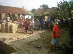 Warga Gotong Royong Bangun Rumah Syahidut