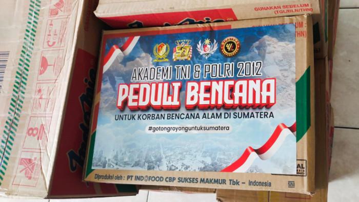 BANTUAN KORBAN BENCANA - Para Alumni Akademi TNI dan Polri Tahun 2012 mengumpulkan bantuan untuk diserahkan kepada masyarakat terdampak bencana banjir bandang di Aceh, Sumatera Utara (Sumut), dan Sumatera Barat (Sumbar) melalui gerakan solidaritas “Peduli Bencana Alam Sumatera”.