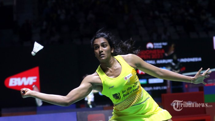Pebulu tangkis tunggal putri India, Pusarla V Sindhu mengembalikan kok ke arah pebulu tangkis tunggal putri Indonesia, Gregoria Mariska Tunjung dalam babak penyisihan Kapal Api Group Indonesia Open 2023 di Istora Senayan, Jakarta, Selasa (13/6/2023). Gregoria Mariska Tunjung kalah dari Pusarla V Sindhu dengan skor 19-21 dan 15-21. TRIBUNNEWS/IRWAN RISMAWAN