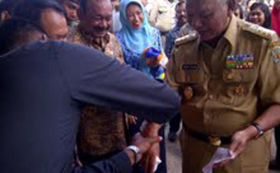 Gubernur Kaltim Tantang Tunjukkan Jalan Rusak