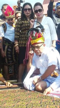 Selama Lima Jam, 1750 Penenun Beraksi di Lapangan Galatama, Sumba Barat Daya