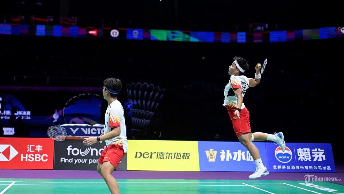 APRI/FADIA - Apriyani Rahayu dan Siti Fadia Silva Ramadhanti saat melawan Thailand Jongkolphan Kititharakul dan Rawinda Prajongjaid dalam pertandingan perempat final ganda putri di turnamen bulu tangkis Piala Thomas dan Uber di Chengdu, di provinsi Sichuan barat daya Tiongkok pada 3 Mei 2024.(Photo by WANG Zhao / AFP) (Foto arip)