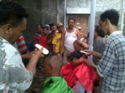 Hebohnya Warga Gunduli Rambut di Rumah Ganjar Pranowo