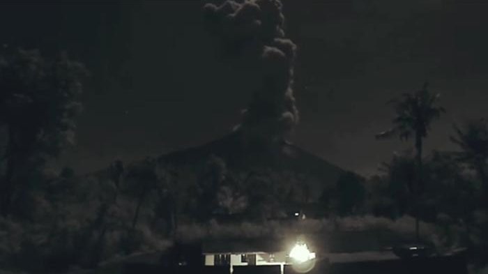 BREAKING NEWS: Gunung Agung Erupsi, Kolom Abu Capai 2.000 Meter