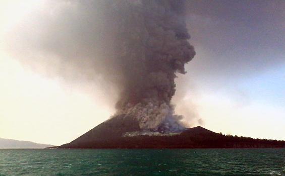 Krakatau Sebabkan Gelombang Pasang