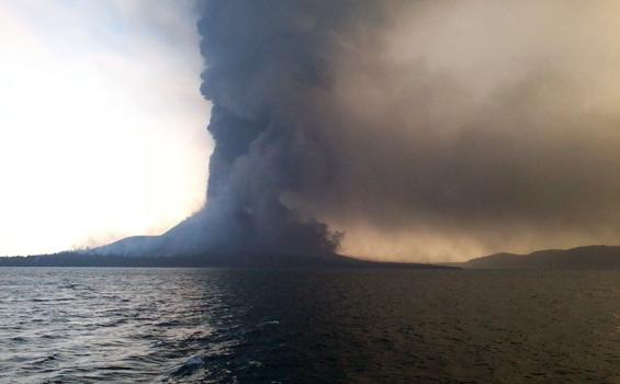 Krakatau Keluarkan Lava Pijar Sejak Kamis