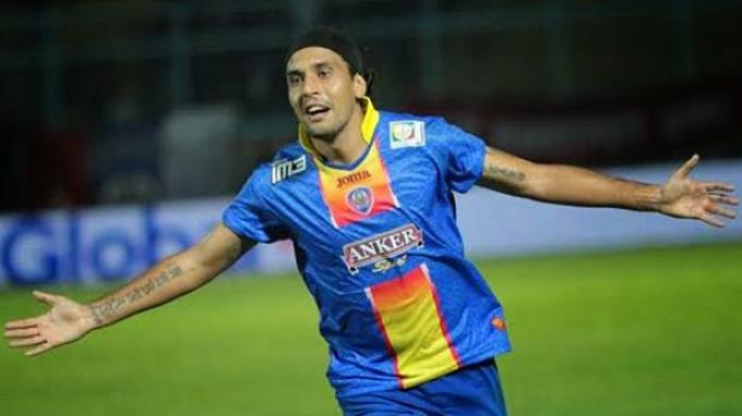 Arema Pertahankan Gustavo Lopez